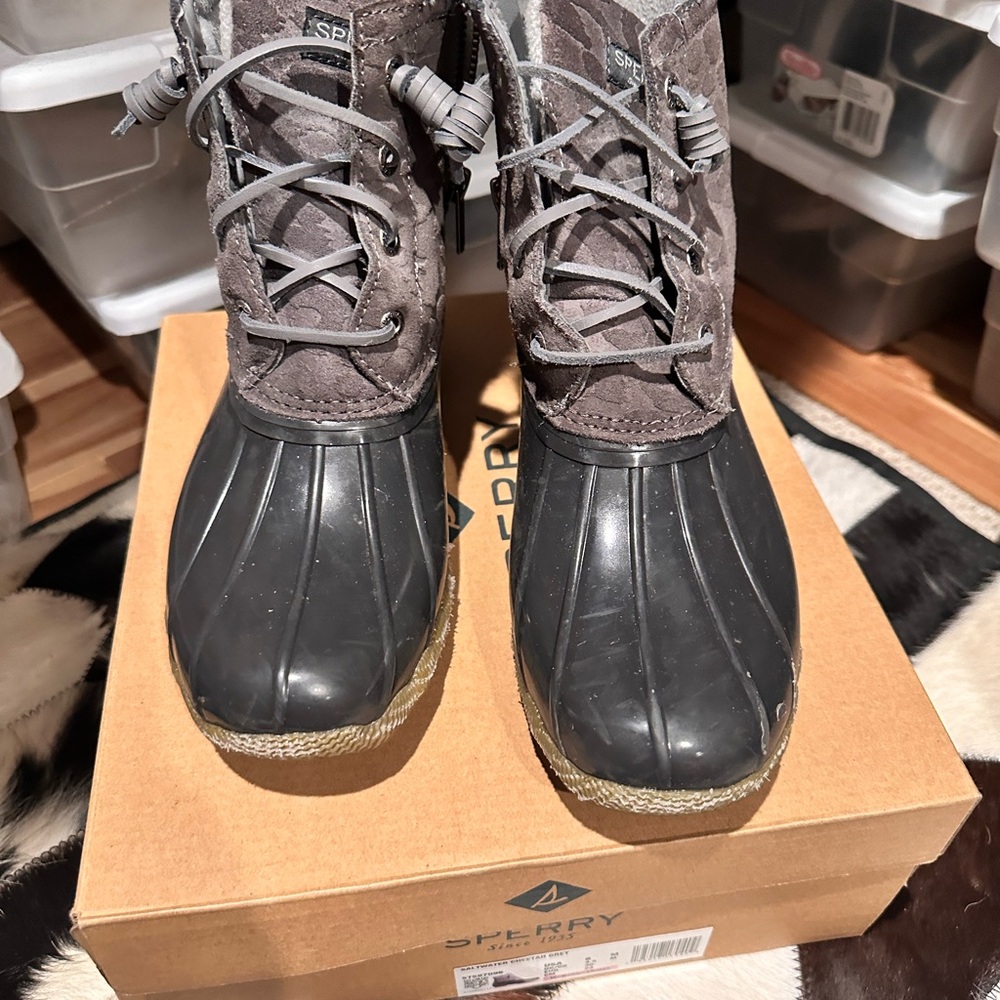 Sperry Duckboots Charcoal Grey Leopard Print - image 4